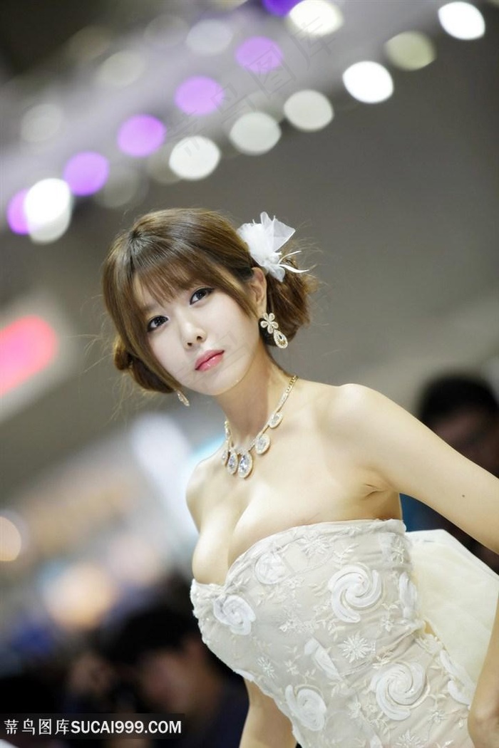 抱起她娇小稚嫩的